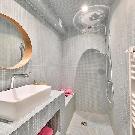 Centre, St Lazare Station, Metro, Theatre Mogador, Casino De Paris, Trianon, Moulin Rouge, Sacre Coeur, Galeries Lafayette, From 1 To 4 Guests Apartment