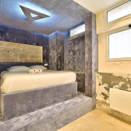 Apartment Centre, St Lazare Station, Metro, Theatre Mogador, Casino De Paris, Trianon, Moulin Rouge, Sacre Coeur, Galeries Lafayette, From 1 To 4 Guests *