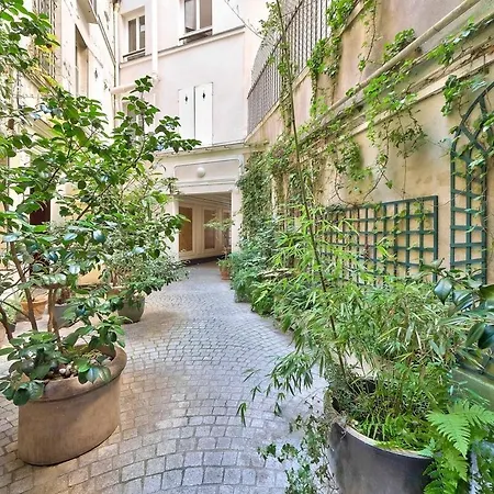 Apartment Centre, St Lazare Station, Metro, Theatre Mogador, Casino De Paris, Trianon, Moulin Rouge, Sacre Coeur, Galeries Lafayette, From 1 To 4 Guests *