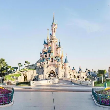 Centre, St Lazare Station, Metro, Theatre Mogador, Casino De Paris, Trianon, Moulin Rouge, Sacre Coeur, Galeries Lafayette, From 1 To 4 Guests * Paris